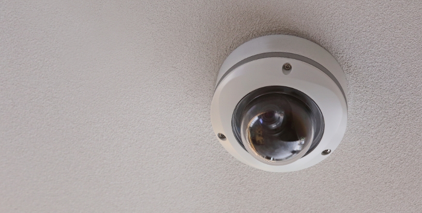 全教室に防犯カメラを設置