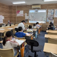教室で勉強する子どもたち
