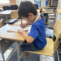 教室で勉強する子ども