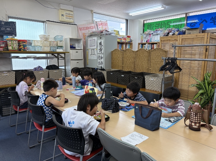 お弁当を食べる塾生の様子